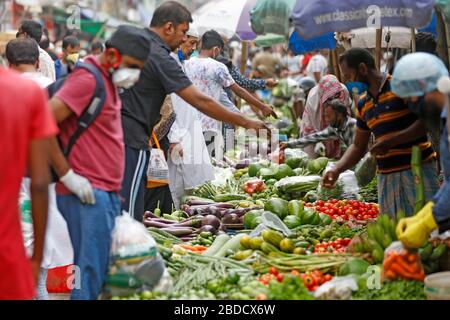Persone throng al mercato della cucina in vecchio Dhaka per acquistare generi alimentari e quotidiano essenziali, mettendo se stessi e altri a rischio di coronavirus.as governo Foto Stock