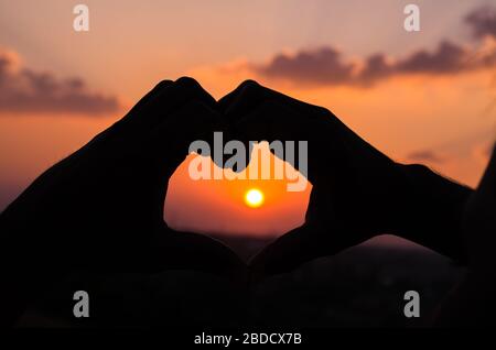 Le albe e i tramonti ci ricordano quanto bella vita che ci dà un sacco di speranze e futuro Foto Stock