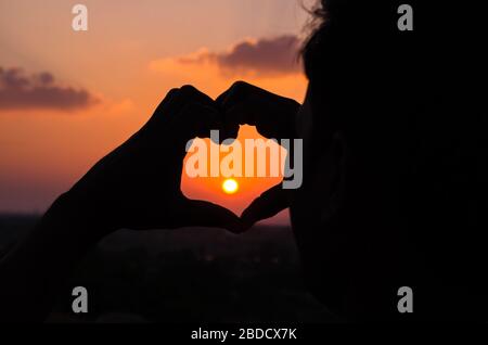 Le albe e i tramonti ci ricordano quanto bella vita che ci dà un sacco di speranze e futuro Foto Stock