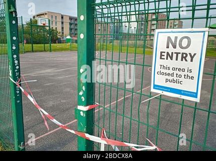 Rainham, Regno Unito. 8 aprile 2020. L'area calcistica/pallacanestro del parco locale è stata chiusa con nastro adesivo e sono state appaiate delle insegne che dicono 'NO ENTRY' a causa dell'epidemia di coronavirus. Rainham. Essex. REGNO UNITO. 08/04/2020. Credit Garry Bowden/Sport in Pictures/Alamy Credit: Sport in Pictures/Alamy Live News Foto Stock