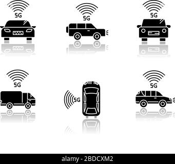5G Smart Cars drop shadow nero glyph icone set. Veicoli con connessione a Internet. Guida autonoma. Auto intelligente e autobloccante. Isolato Illustrazione Vettoriale