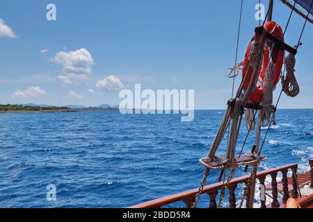 Lifebuoy su una nave sullo sfondo del mare e del cielo blu Foto Stock