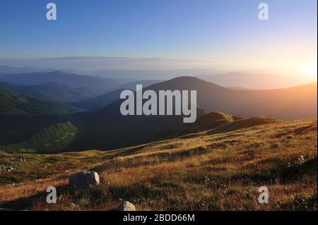 Maestosa alba nel paesaggio montano. Carpazi, Ucraina, Europa. Foto Stock