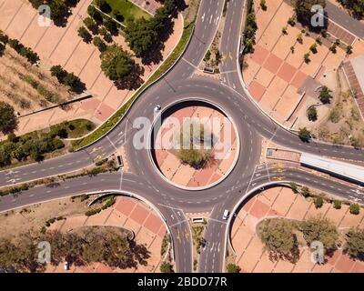 Vista aerea su un incrocio stradale durante il blocco Covid-19, con strade vuote Foto Stock