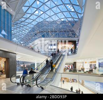 Vie dello shopping su più livelli sotto il tetto del lucernario. Westfield White City, Londra, Regno Unito. Architetto: UNStudio, 2018. Foto Stock