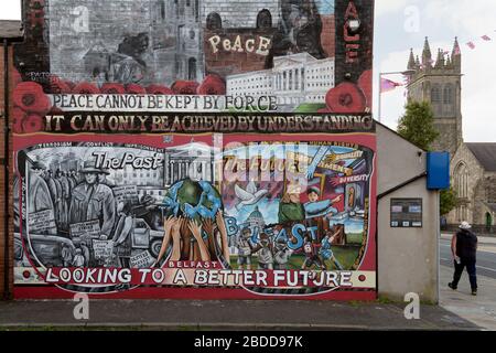 15.07.2019, Belfast, Irlanda del Nord, Gran Bretagna - murale politico dedicato alla pace, Newtownards Road, Protestant East Belfast, sulla destra St Foto Stock