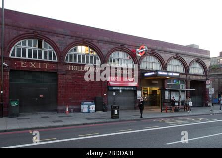 Red Burgundy Tiles Elevation ingresso alla stazione della metropolitana Holloway Road, Holloway Road, Londra N7 8HS Foto Stock