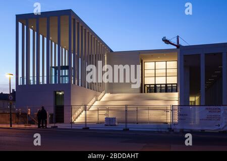 23.02.2019, Berlino, Berlino, Germania - Nuova costruzione della James Simon Gallery sull'Isola dei Musei a Berlino-Mitte. 00P190223D343CAROEX.JPG [MODELLO Foto Stock