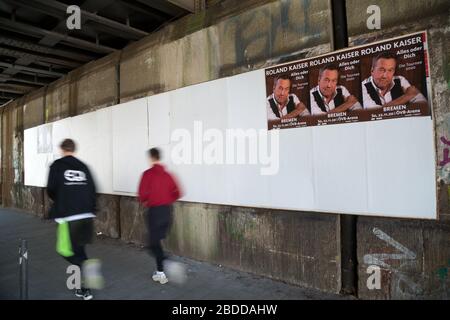 28.03.2020, Brema, Brema, Germania - UN poster di concerti annullati a causa di Corona è stato coperto in bianco, lasciando una data nel mese di novembre. 00A200328D007C Foto Stock