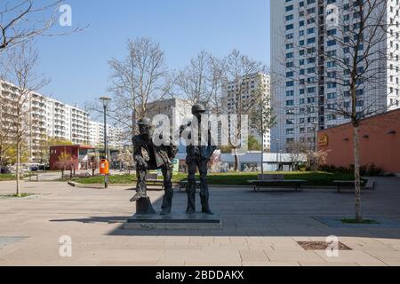 07.04.2019, Berlino, Berlino, Germania - Monumento per i costruttori di Marzahn al Marzahn Promenade a Berlino-Marzahn. 00P190407D485CAROEX.JPG [MODELLO Foto Stock