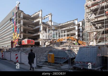 16.04.2019, Berlino, Berlino, Germania - demolizione del garage del KaDeWe in Passauer Strasse a Berlino-Charlottenburg. 00P190416D526CA Foto Stock
