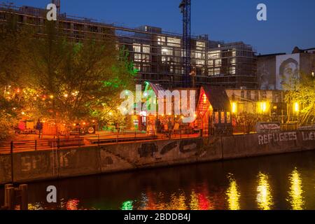 18.04.2019, Berlino, Berlino, Germania - Club Yaam an der Schillingbruecke a Berlino-Friedrichshain, sullo sfondo il cantiere di un ufficio bu Foto Stock