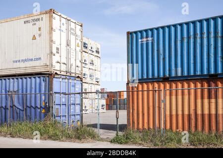 20.04.2019, Amburgo, Amburgo, Germania - Area di stoccaggio container ad Amburgo-Peute. 00P190420D580CAROEX.JPG [VERSIONE MODELLO: NON APPLICABILE, PROPRIETÀ Foto Stock