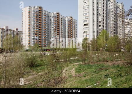 25.04.2019, Kiew, , Ucraina - terra di fallow e alto-proprietà di alloggio in Darnyzja rayon a Kiev. 00P190425D639CAROEX.JPG [VERSIONE MODELLO: NON APPLICAB Foto Stock