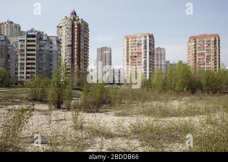25.04.2019, Kiew, , Ucraina - Derelict terra e un alto-proprietà di alloggio in Darnytsya rayon a Kiev. 00P190425D632CAROEX.JPG [VERSIONE MODELLO: NON APP Foto Stock