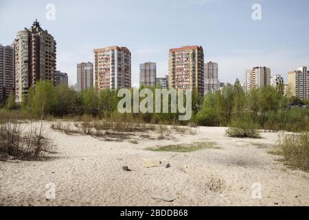 25.04.2019, Kiew, , Ucraina - terra di fallow e alto-proprietà di alloggio nel rayon di Darnyzja a Kiev. 00P190425D635CAROEX.JPG [VERSIONE DEL MODELLO: NON APPL Foto Stock