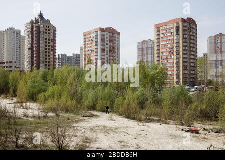 25.04.2019, Kiew, , Ucraina - terra di fallow e alto-proprietà di alloggio nel rayon di Darnyzja a Kiev. 00P190425D641CAROEX.JPG [VERSIONE DEL MODELLO: NON APPL Foto Stock