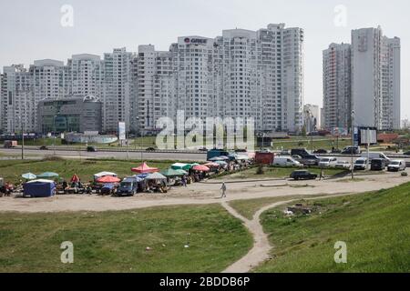 25.04.2019, Kiew, , Ucraina - bancarelle del mercato nella proprietà di alta-altezza del rayon di Darnyzja a Kiev. 00P190425D658CAROEX.JPG [VERSIONE MODELLO: NON APP Foto Stock