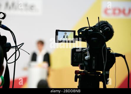 24.02.2020, Berlino, Berlino, Germania - Presidente della CDU Annegret Kramp-KARrenbauer alla conferenza stampa presso l'ufficio federale della CDU dopo le elezioni f Foto Stock