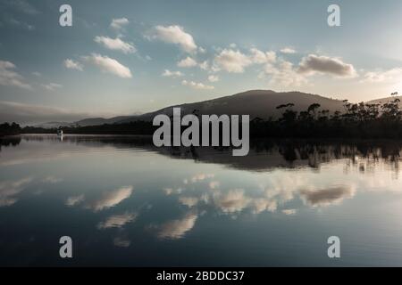 Riflessioni mattutine sul fiume Huon. Foto Stock