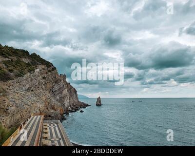 Vista dall'alto della montagna sulla roccia Parus e il Mar Nero nella regione di Yalta Crimea. Bella vista sul mare su un coperto nuvoloso Foto Stock