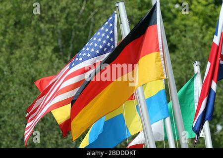 13.05.2018, Amburgo, Amburgo, Germania - le bandiere nazionali di diversi paesi stanno sventolando nel vento. 00S180513D428CAROEX.JPG [VERSIONE DEL MODELLO: NON APPL Foto Stock
