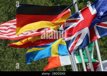 13.05.2018, Amburgo, Amburgo, Germania - le bandiere nazionali di diversi paesi soffiano al vento. 00S180513D430CAROEX.JPG [VERSIONE MODELLO: NON APPLICABILE Foto Stock