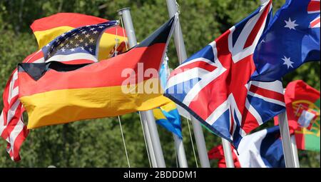 13.05.2018, Amburgo, Amburgo, Germania - le bandiere nazionali di diversi paesi soffiano al vento. 00S180513D429CAROEX.JPG [VERSIONE MODELLO: NON APPLICABILE Foto Stock