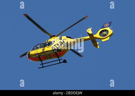 01.07.2018, Amburgo, Amburgo, Germania - elicottero di soccorso ADAC Christoph 31 in volo. 00S180701D451CAROEX.JPG [VERSIONE MODELLO: NO, VERSIONE PROPRIETÀ: N Foto Stock