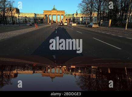 22.03.2020, Berlino, Berlino, Germania - effetti del Coronavirus: Quasi nessun traffico su Strasse des 17. Juni alla porta di Brandeburgo. 00S200322D199CARO Foto Stock