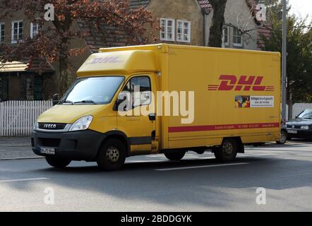 28.03.2020, Berlino, Berlino, Germania - furgone di consegna del DHL. 00S200328D428CAROEX.JPG [VERSIONE MODELLO: NO, VERSIONE PROPRIETÀ: NO (c) caro images / Sorg Foto Stock