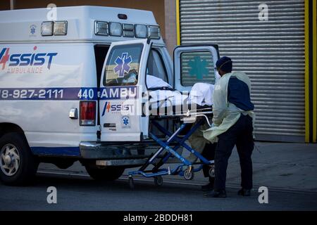 (200408) -- NEW YORK, 8 aprile 2020 (Xinhua) -- gli operatori sanitari trasportano un paziente in un'ambulanza a New York, negli Stati Uniti, 6 aprile 2020. (Foto di Michael Nagle/Xinhua) Foto Stock