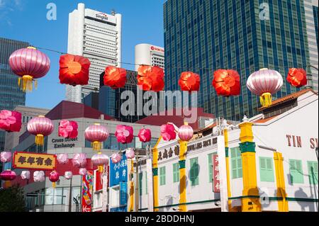 24.01.2020, Singapore, , Singapore - decorazione di strada annuale con lanterne colorate per la tradizionale celebrazione del capodanno Cinese lungo South Brid Foto Stock