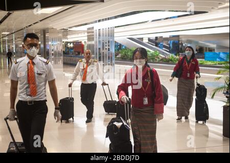 28.03.2020, Singapore, , Singapore - i piloti e gli assistenti di volo di Druk Air dal Bhutan indossano respiratori e guanti di gomma quando arrivano al Terminal Foto Stock