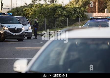 Barcellona, Spagna. 8 aprile 2020. Un poliziotto controlla il traffico in uno dei checkpoint al di fuori di Barcelona.Wing l'arrivo di Pasqua, il controllo della polizia è aumentato per impedire che la gente vada alle seconde case. Negli ultimi giorni, le autorità hanno denunciato un aumento del consumo di acqua ed energia nelle zone rurali. Credit: SOPA Images Limited/Alamy Live News Foto Stock