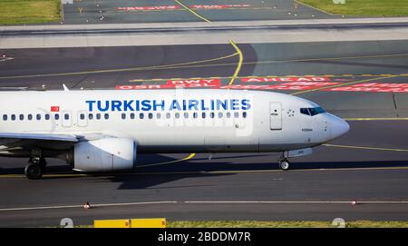 11.02.2020, Duesseldorf, Renania settentrionale-Vestfalia, Germania - Turkish Airlines l'aeromobile Boing 737-8F2 è in attesa della partenza all'aeroporto internazionale di Duesseldorf Foto Stock