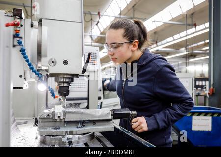 12.02.2020, Remscheid, Renania Settentrionale-Vestfalia, Germania - apprendista nelle professioni del metallo, qui con l'addestratore ad una macchina utensile, formazione professionale cen Foto Stock