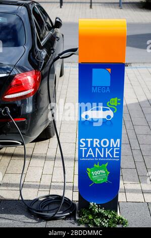 07.03.2020, Monheim am Rhein, Renania settentrionale-Vestfalia, Germania - un'auto elettrica rifornisce l'energia ecologica in una stazione di rifornimento elettrica in un parcheggio pubblico l Foto Stock