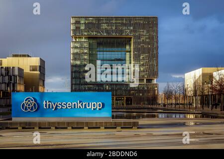 09.03.2020, Essen, Renania Settentrionale-Vestfalia, Germania - sede centrale di ThyssenKrupp, quartiere di ThyssenKrupp con logo aziendale davanti all'edificio principale Q1. 0 Foto Stock