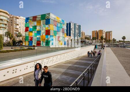 29.02.2020, Malaga, , Spagna - cubo di vetro del Centre Pompidou, quartiere del nuovo porto con l'elegante passeggiata del porto di Muelle uno. 00X200229D164CAROEX. Foto Stock