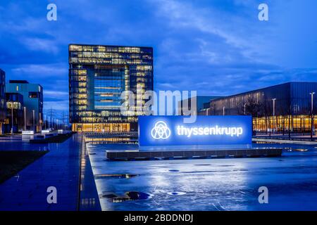 09.03.2020, Essen, Renania Settentrionale-Vestfalia, Germania - sede di ThyssenKrupp, quartiere di ThyssenKrupp con logo aziendale davanti all'edificio principale Q1, i Foto Stock