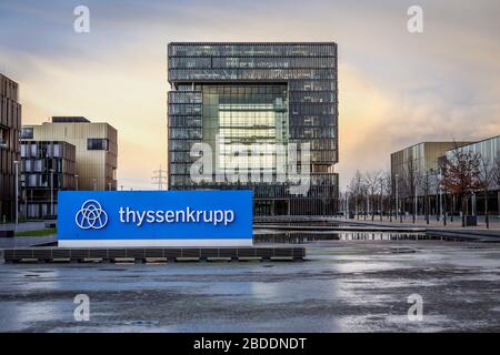 09.03.2020, Essen, Renania Settentrionale-Vestfalia, Germania - sede di ThyssenKrupp, quartiere di ThyssenKrupp con logo aziendale davanti all'edificio principale Q1. 0 Foto Stock