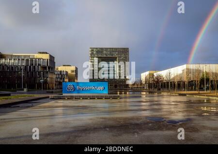 09.03.2020, Essen, Renania Settentrionale-Vestfalia, Germania - ThyssenKrupp Hauptverwaltung, quartiere ThyssenKrupp con logo aziendale davanti all'edificio principale Q1 Foto Stock