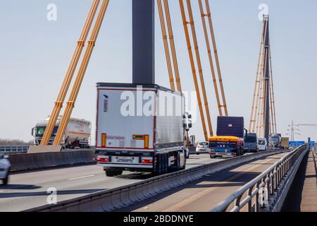 23.03.2020, Duisburg, Renania Settentrionale-Vestfalia, Germania - i camion stanno guidando sull'autostrada A40 Rheinbruecke Neuenkamp. 00X200323D035CAROEX.JPG [MODELLO Foto Stock