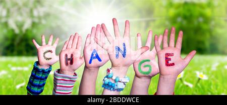 Bambini mani costruire Parola cambiare, prato erba Foto Stock