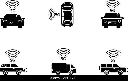 Icone glyph nero per auto intelligenti 5G sullo spazio bianco. Veicoli con connessione a Internet. Guida autonoma. Auto intelligente e autobloccante Illustrazione Vettoriale