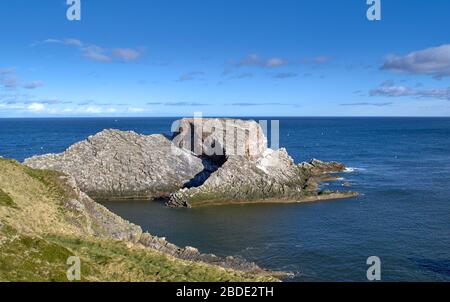 BOW FIDDLE ROCK PORTKNOCKIE MORAY SCOTLAND UNA VISTA DALLE SCOGLIERE ALL'INIZIO DELLA PRIMAVERA Foto Stock