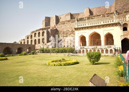 Minareto alla vecchia Moschea/Masjid al Forte di Golconda a Hyderabad Telangana India Foto Stock