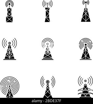 Torri e antenne per celle 5G icone di glifo nero impostate su uno spazio bianco. Tecnologia wireless. Connessione rapida. Copertura della rete mobile. Telecomunicazioni Illustrazione Vettoriale