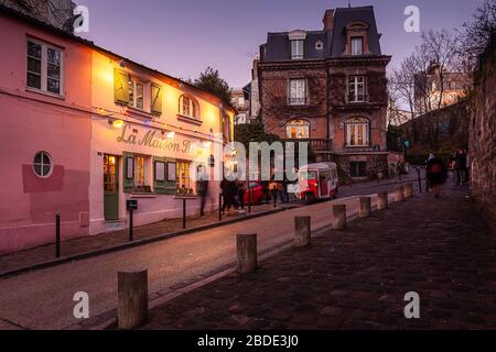 Montmartre, il quartiere più pittoresco di Parigi, Francia. Qui si trova la strada di Maison Rose, un luogo famoso nella collina di Montmartre. Foto Stock